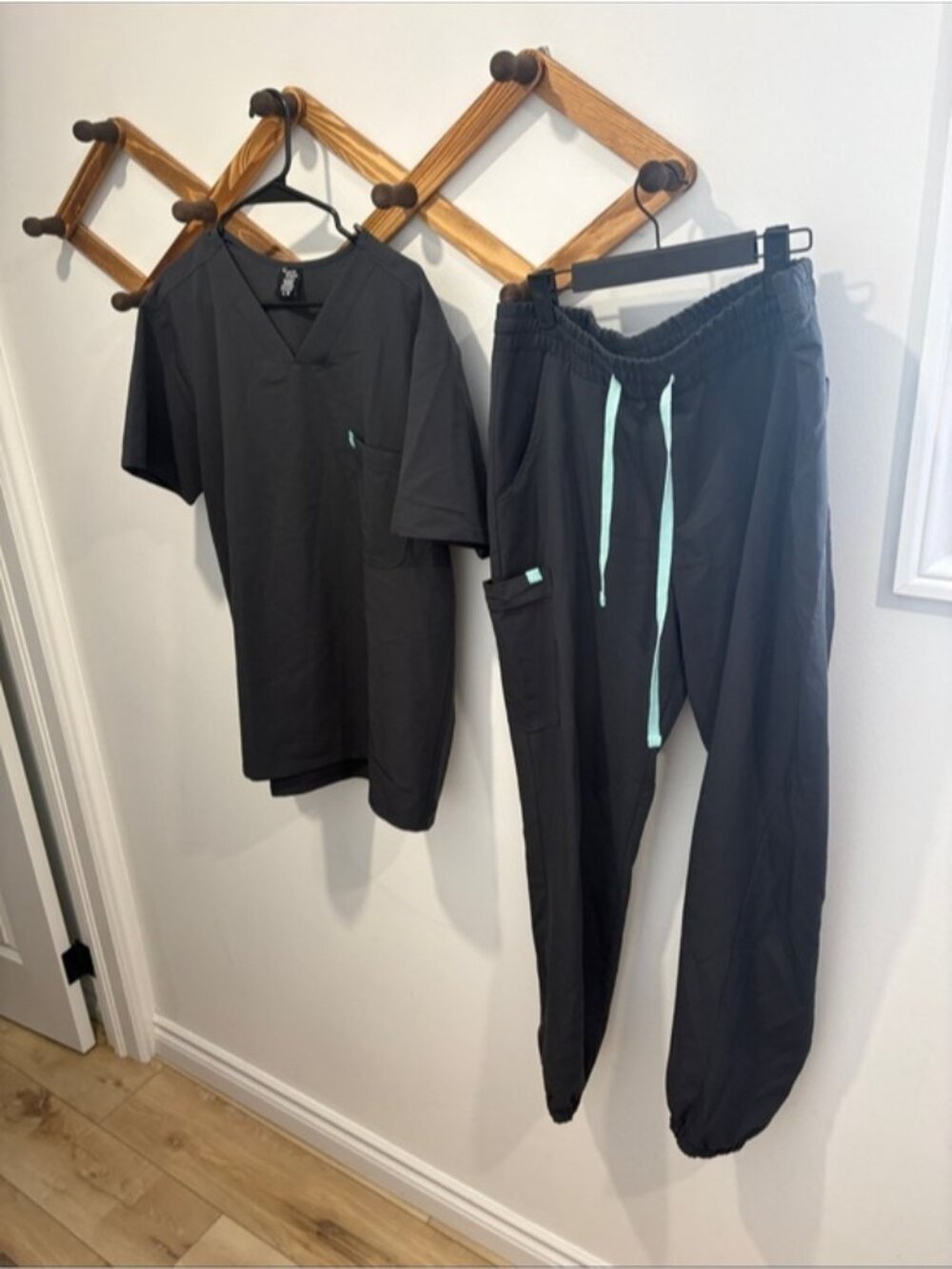 GARDE MALADE men’s scrub set in charcoal